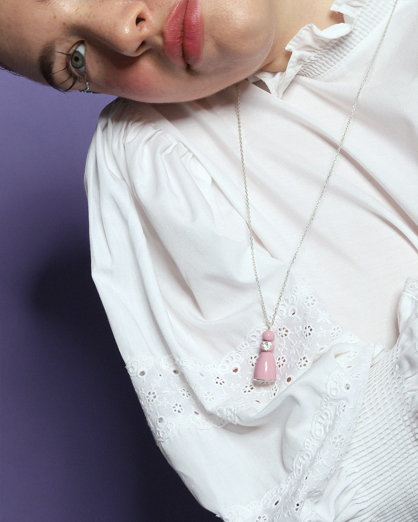 Підвіска лялька-мотанка з рожевою емаллю